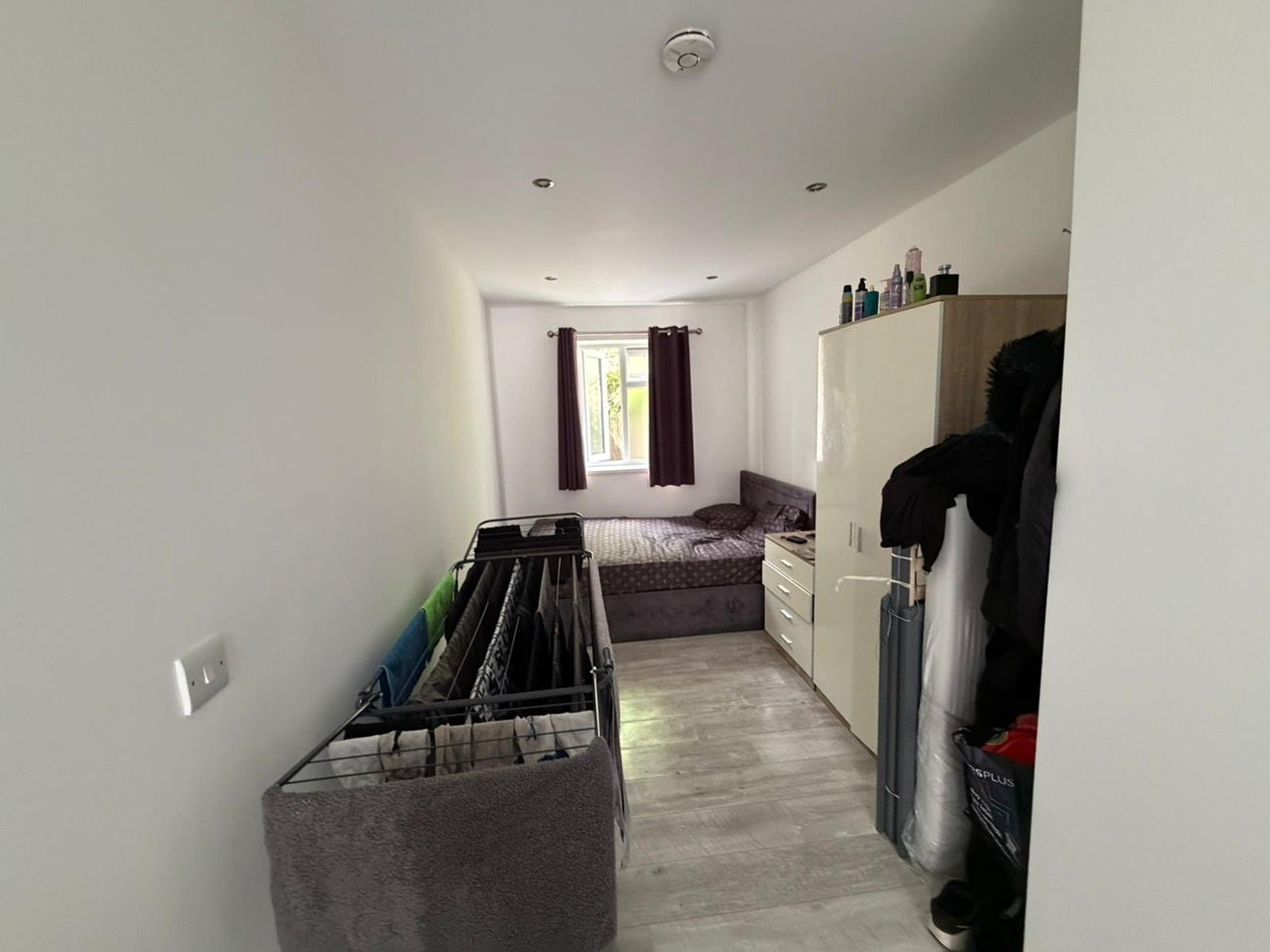 Flat Hooking Green in Greater London