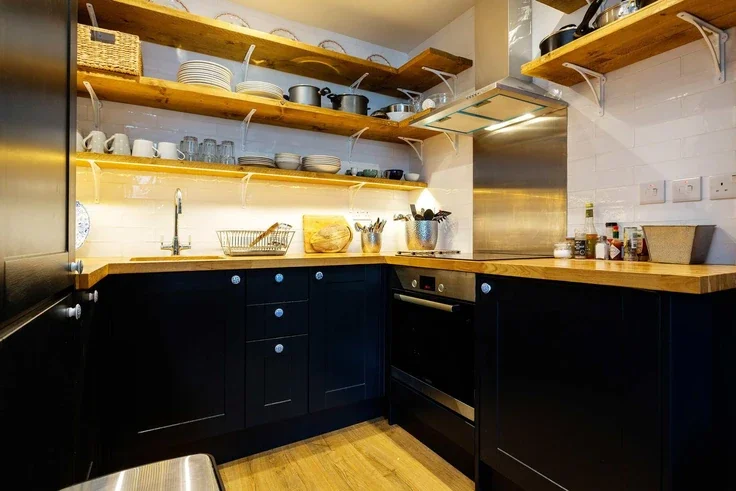 Flat Sinclair Gardens in Greater London
