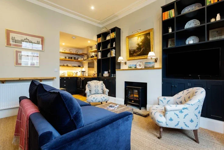 Flat Sinclair Gardens in Greater London