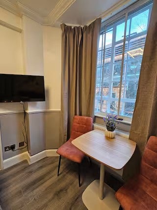 Flat Lucan Place in Greater London