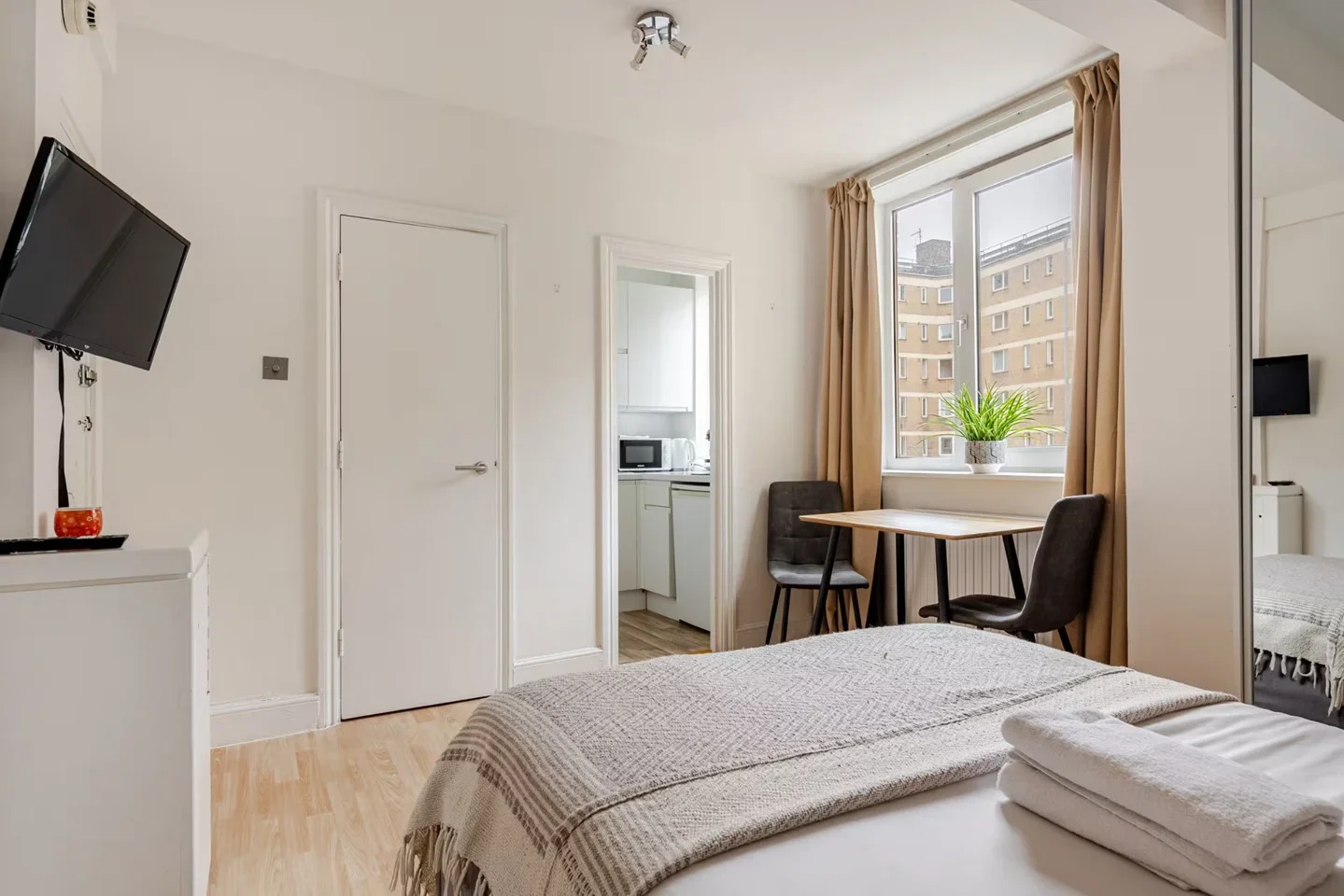 Flat Lucan Place in Greater London