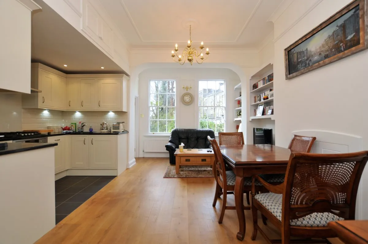 Flat Hemingford Road in Greater London