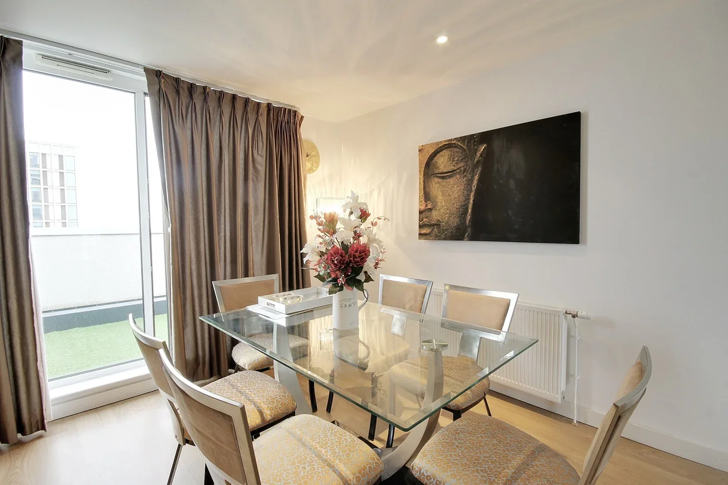 Flat Ward Road in Greater London