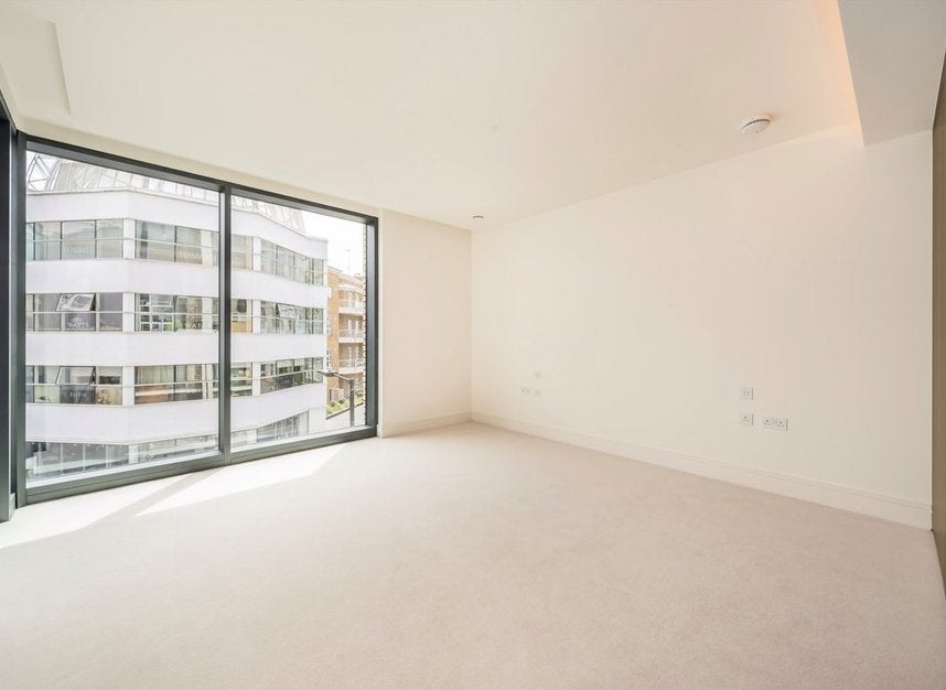 Flat Harbour Avenue in Greater London