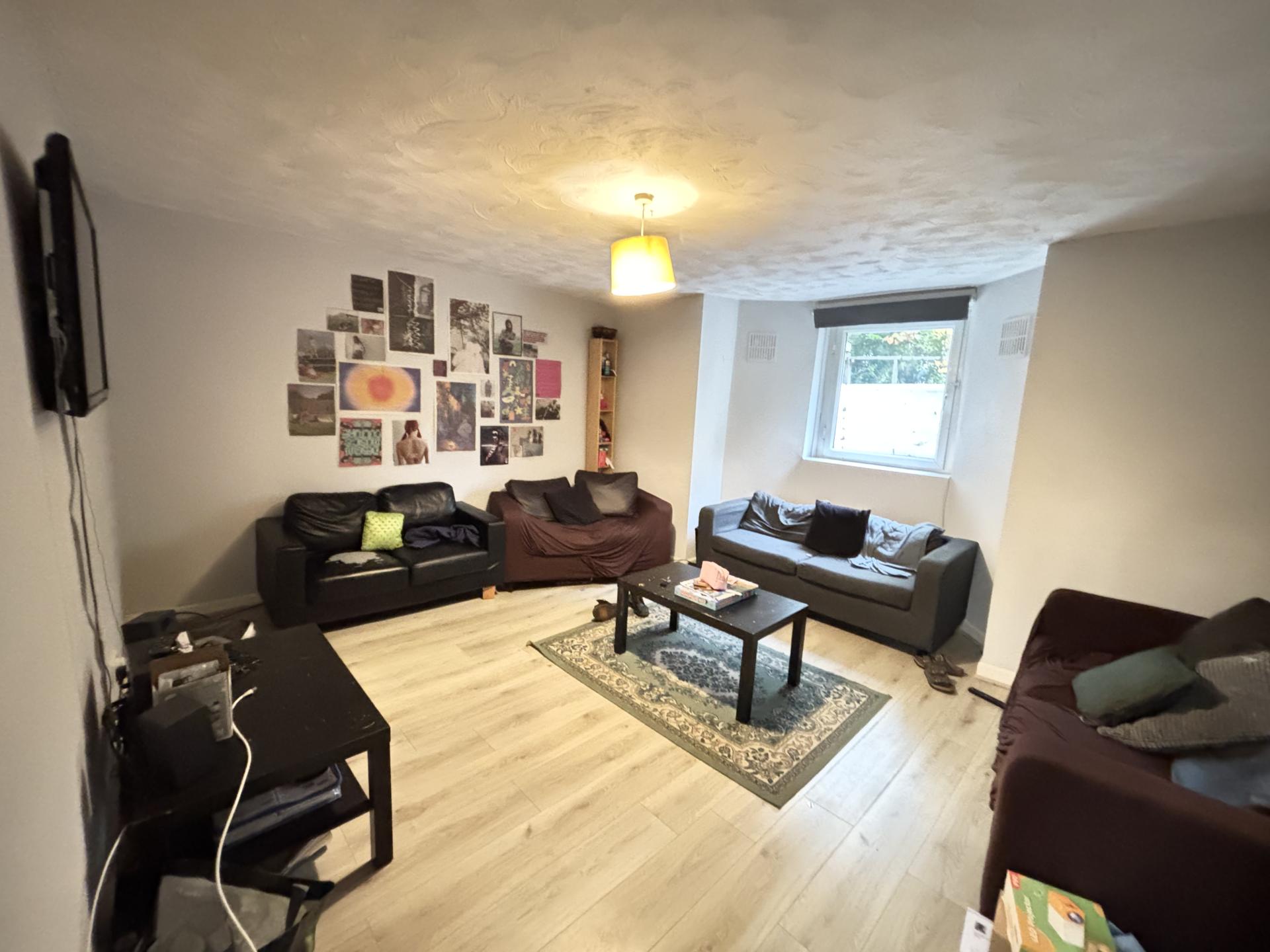 Flat Cumberland Road in Leeds