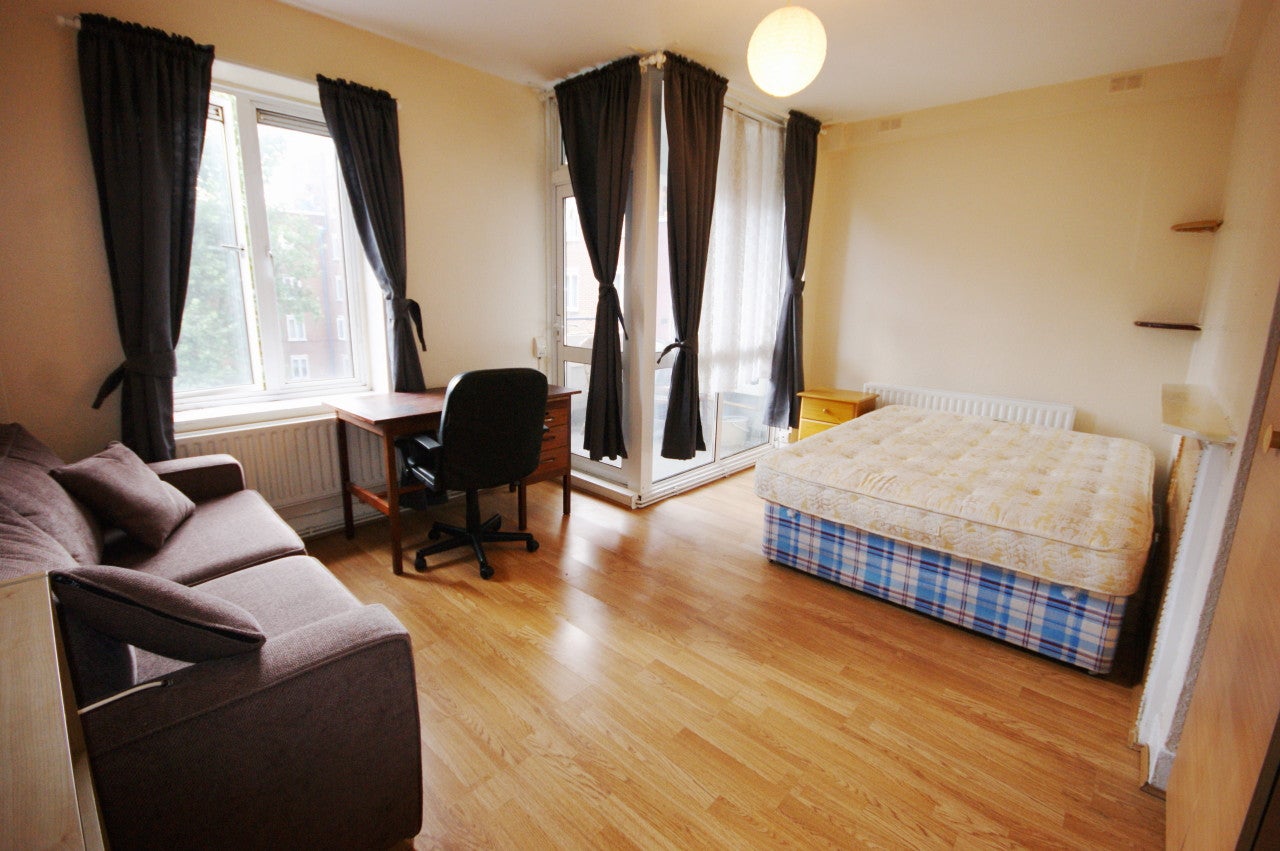 Flat Crowndale Road in London