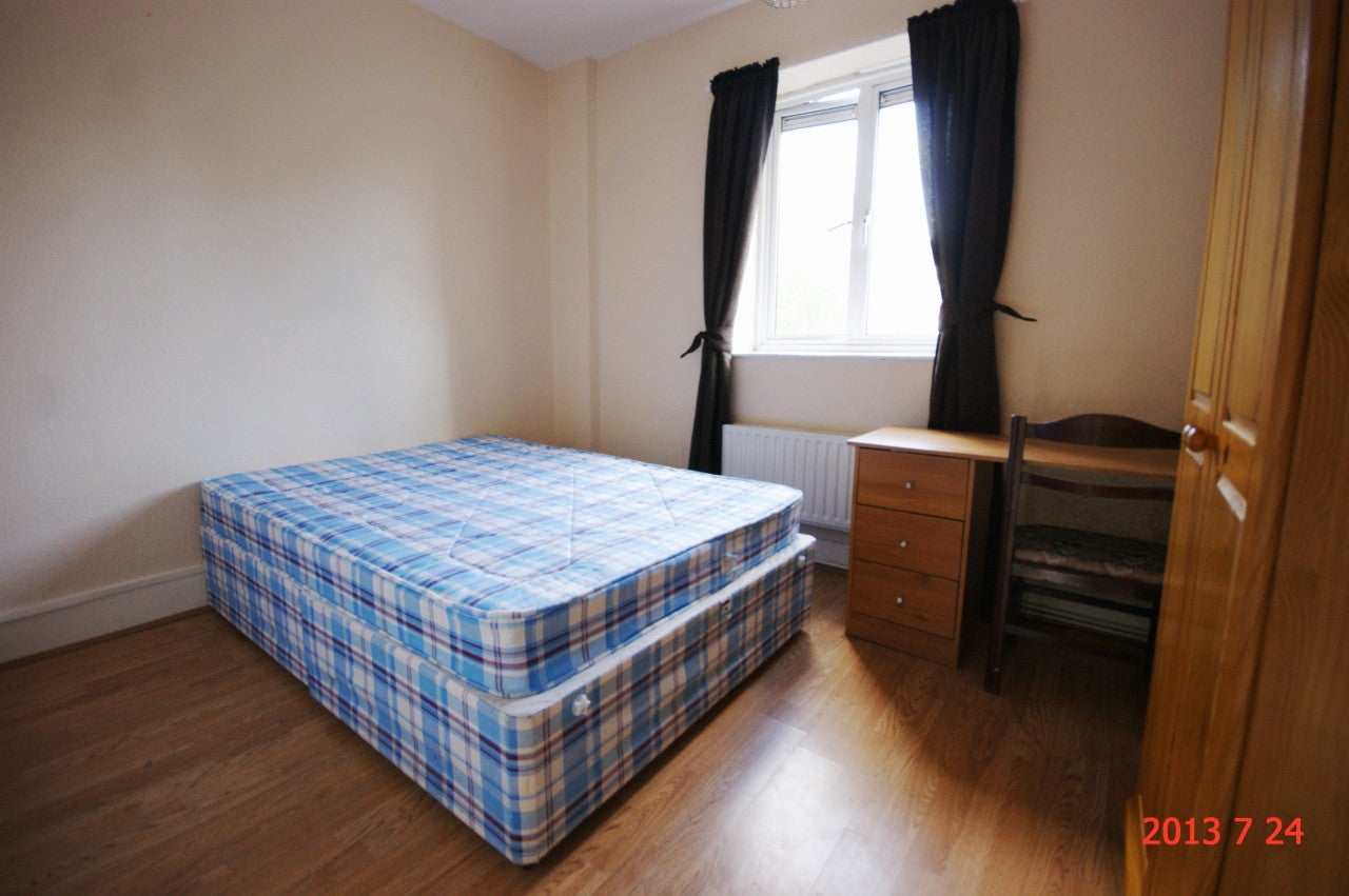 Flat Crowndale Road in London