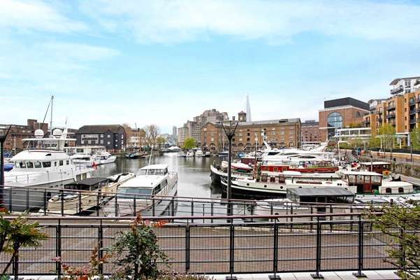 Flat Star Place in Greater London