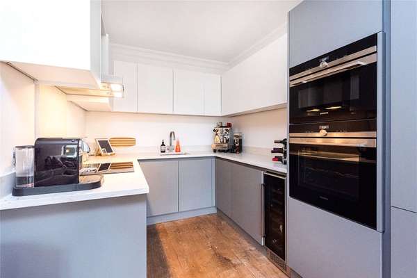 Flat Star Place in Greater London