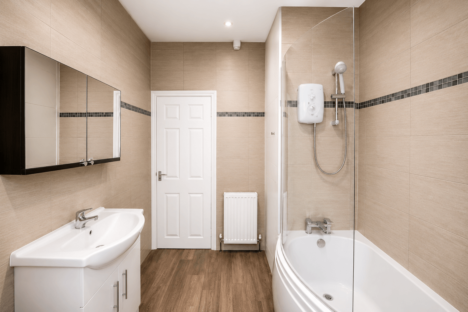 Flat Blackwater Street in Greater London