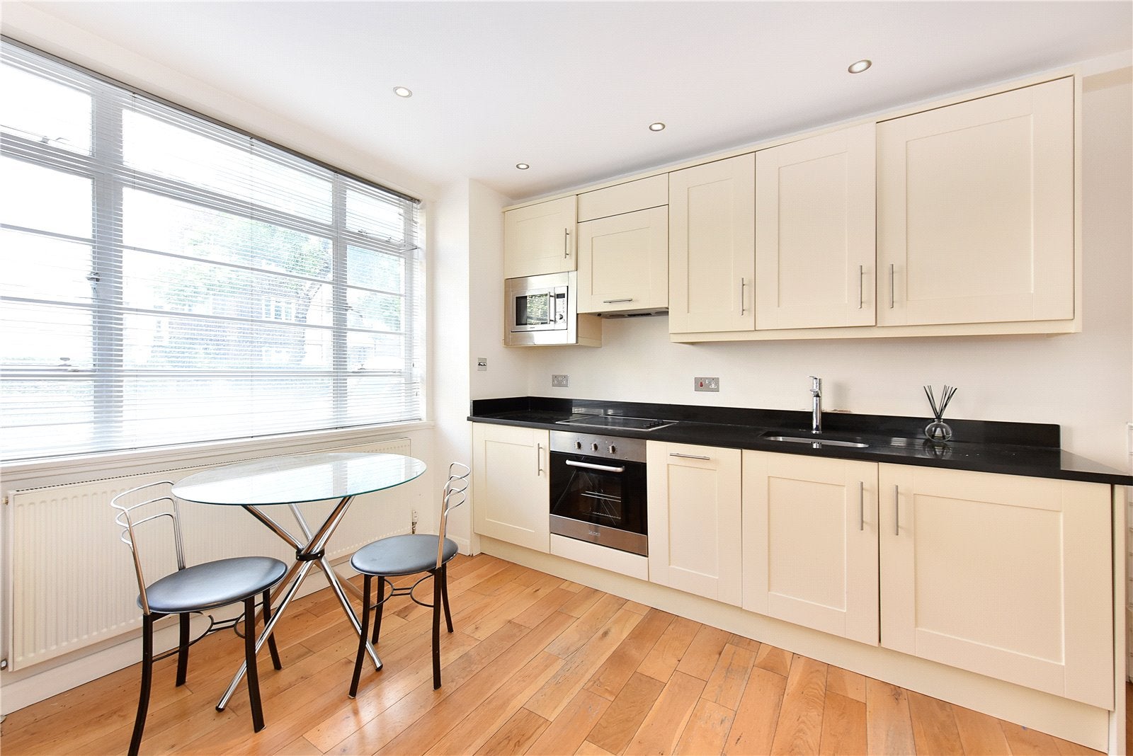 Flat Sloane Avenue in Greater London