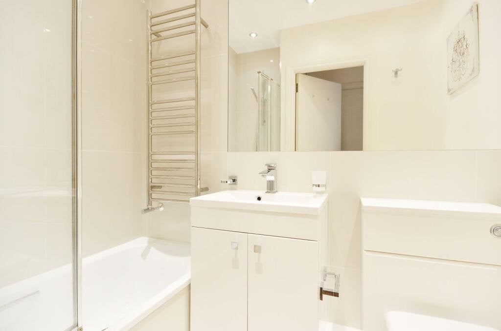 Flat Sloane Avenue in Greater London