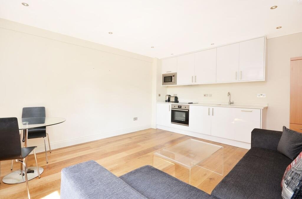 Flat Sloane Avenue in Greater London