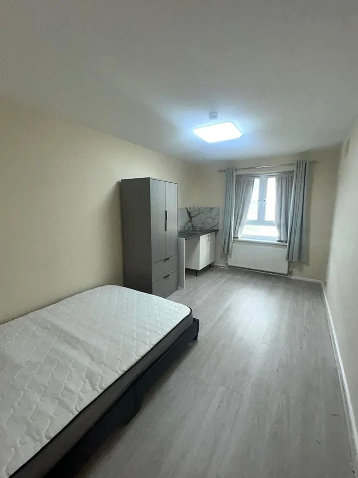 Room Whiteoaks Lane in Greater London