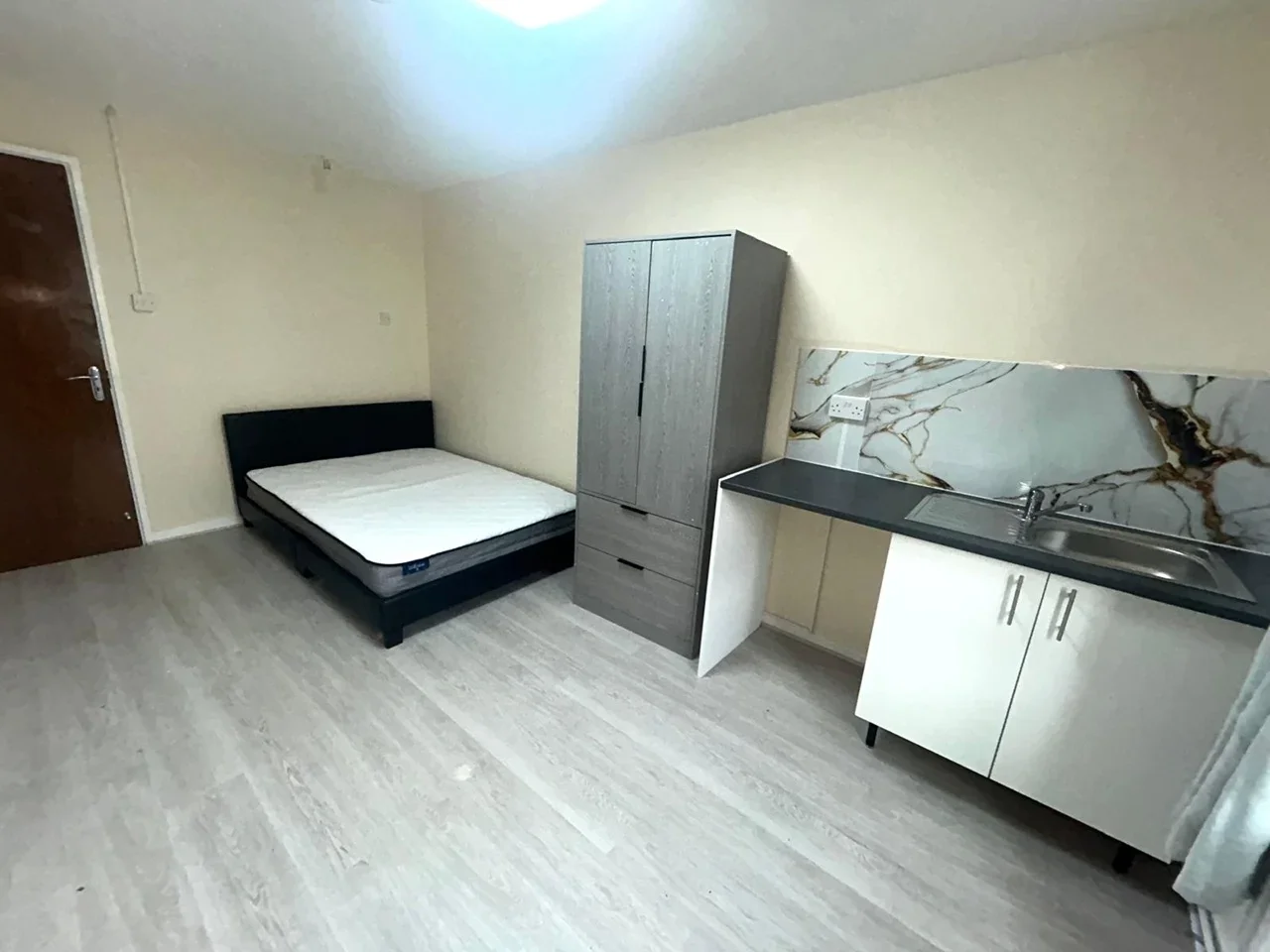 Room Whiteoaks Lane in Greater London