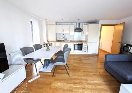 Flat Zodiac Close in Greater London