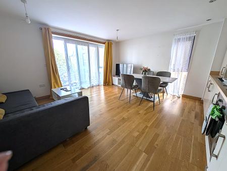 Flat Zodiac Close in Greater London