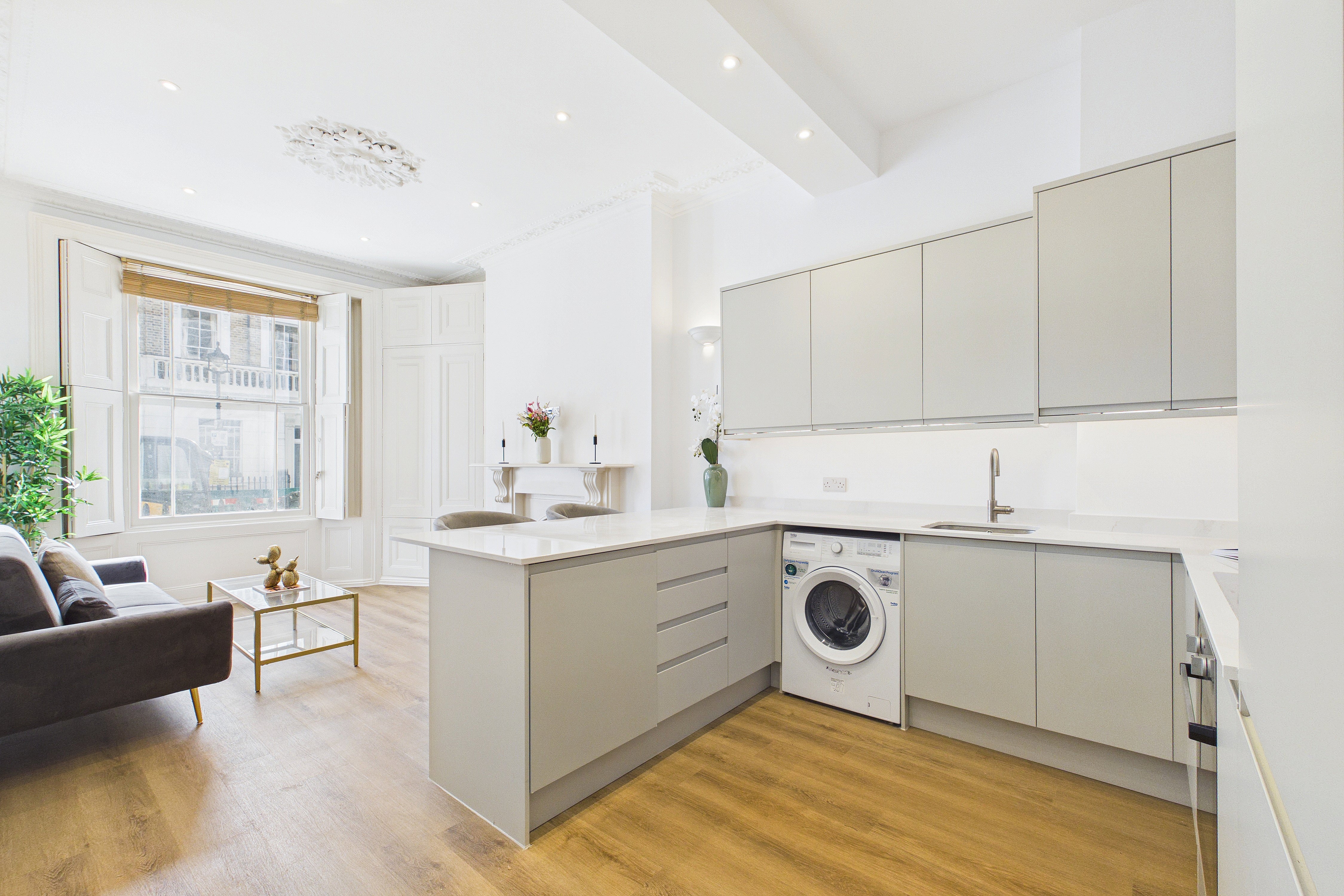 Flat Cumberland Street in City of Westminster