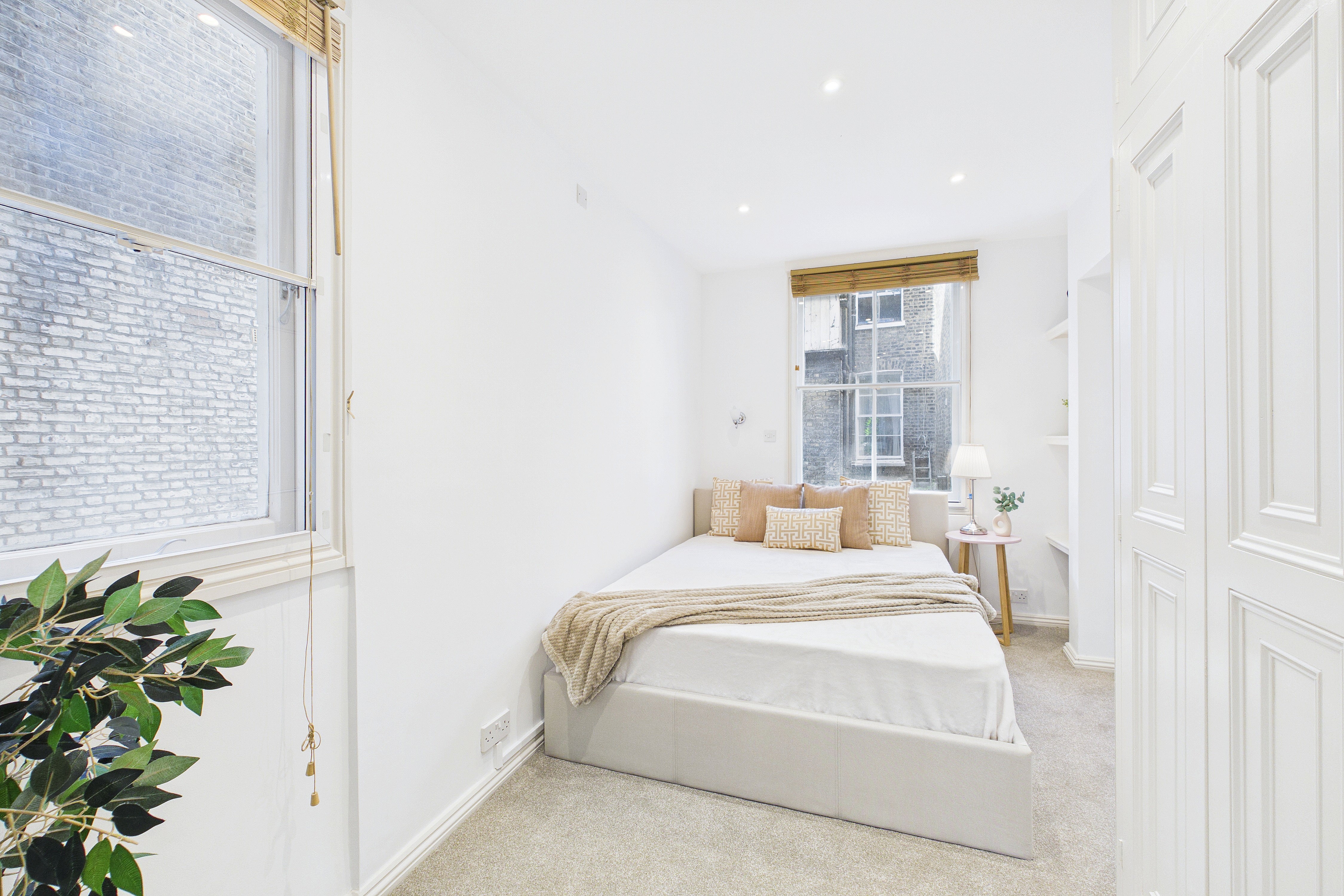 Flat Cumberland Street in City of Westminster