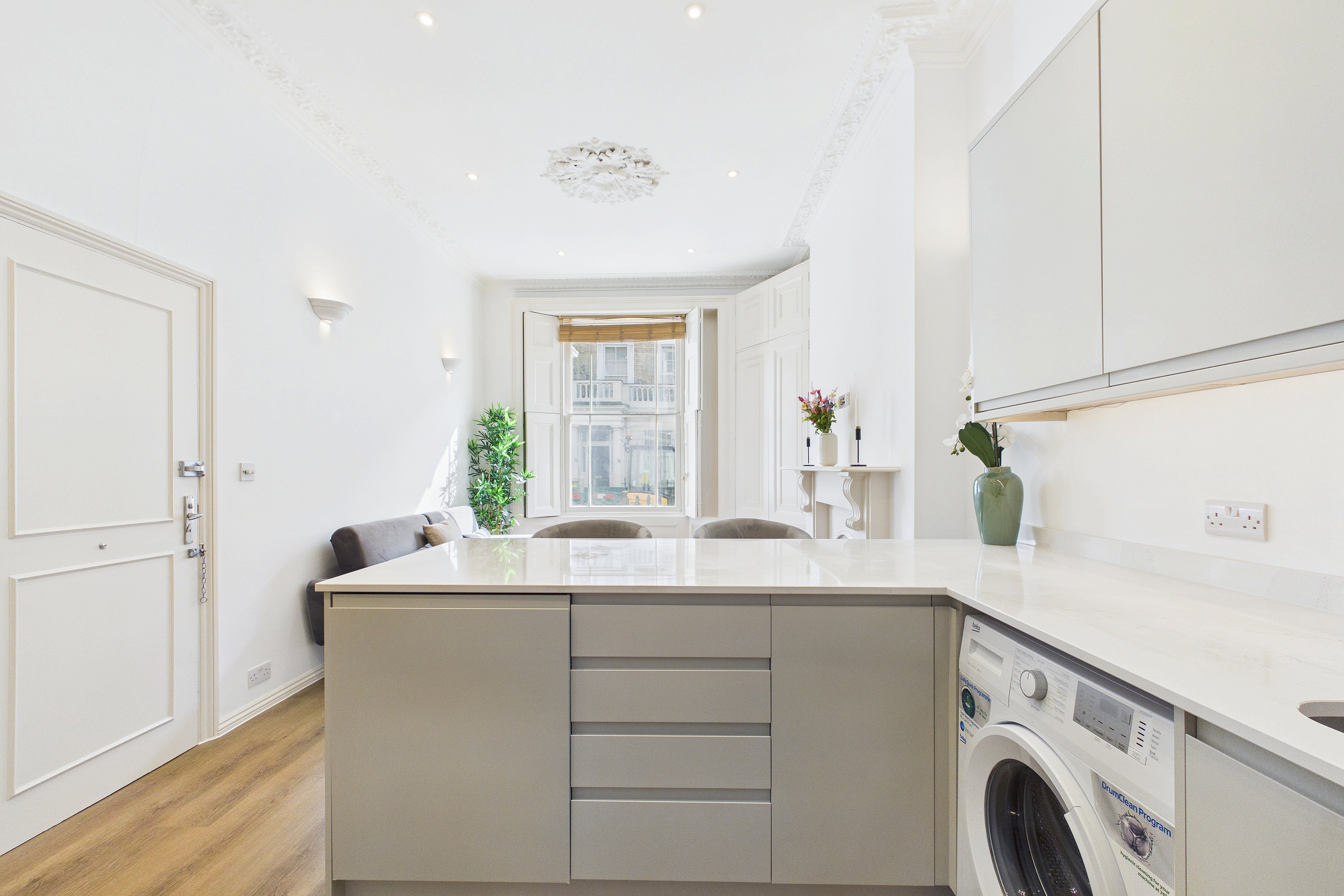Flat Cumberland Street in City of Westminster