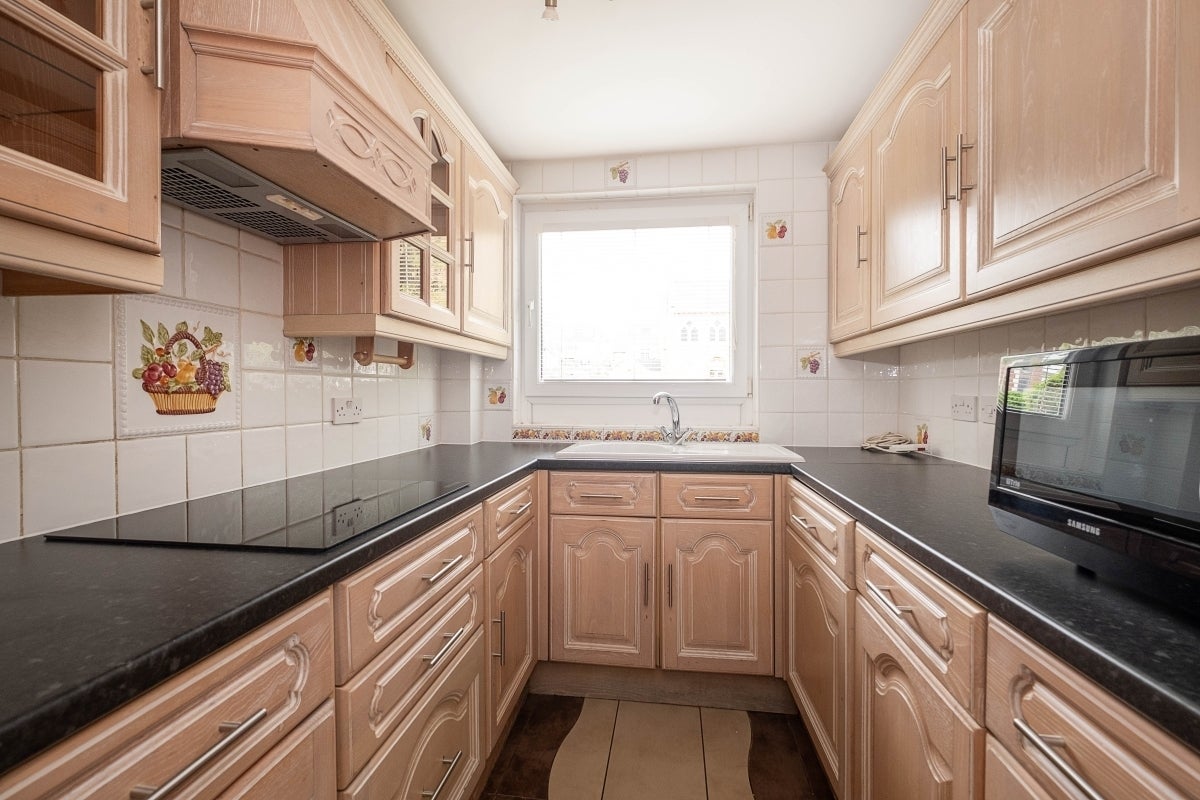 Flat Ewell Road in Greater London