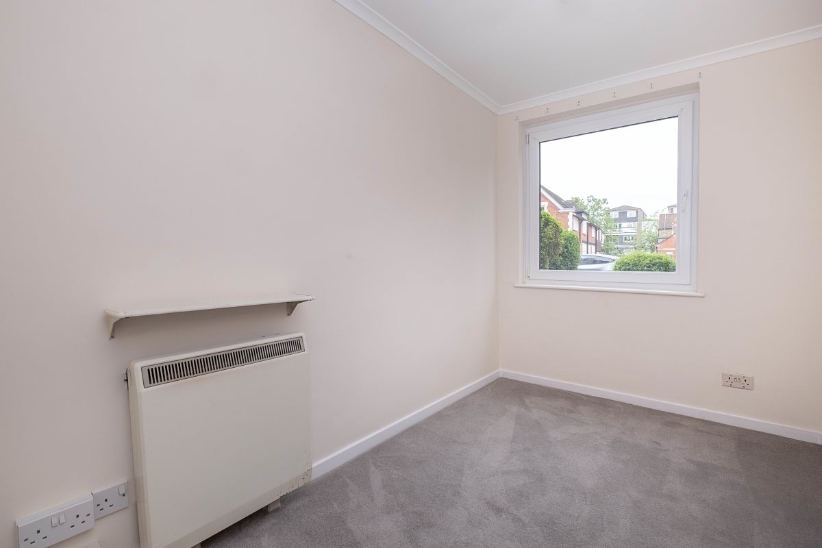 Flat Ewell Road in Greater London