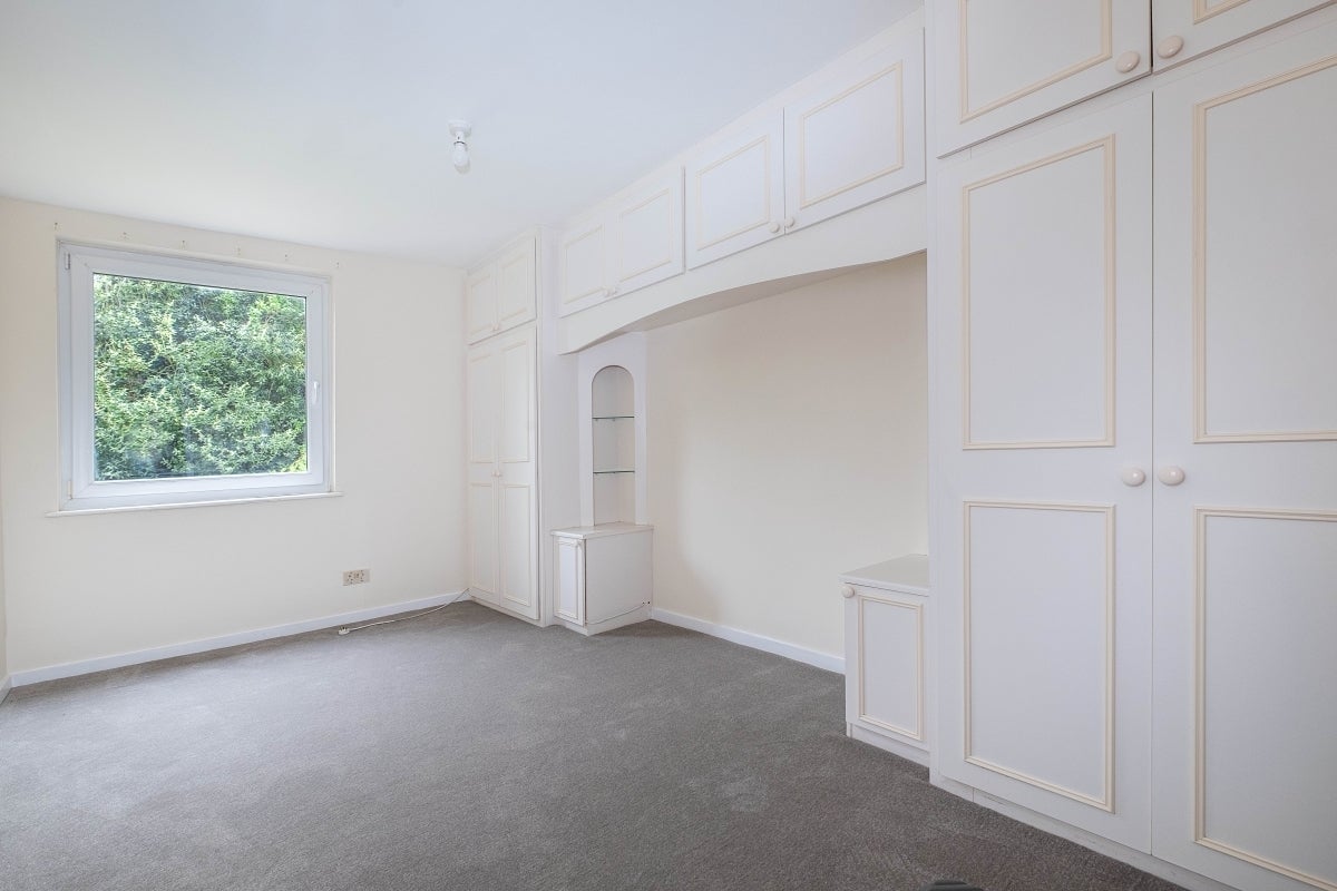 Flat Ewell Road in Greater London