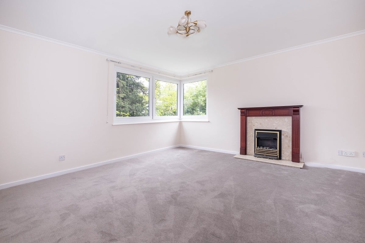 Flat Ewell Road in Greater London