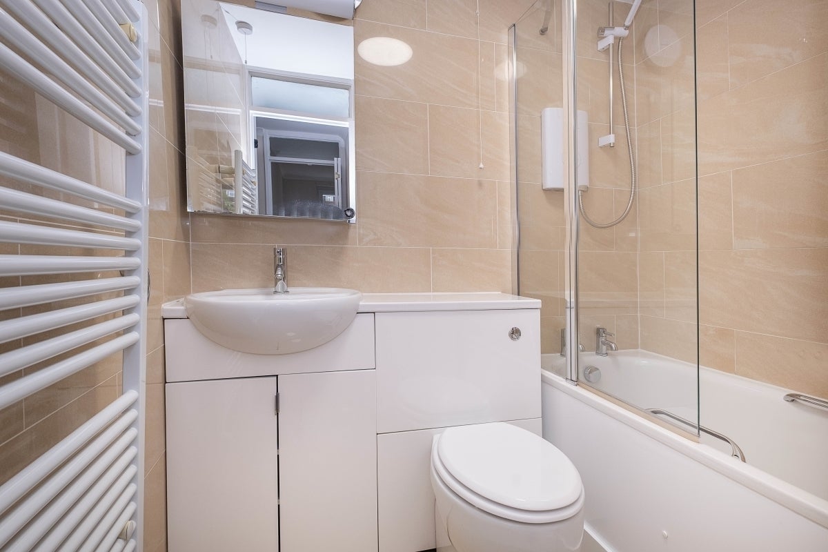 Flat Ewell Road in Greater London