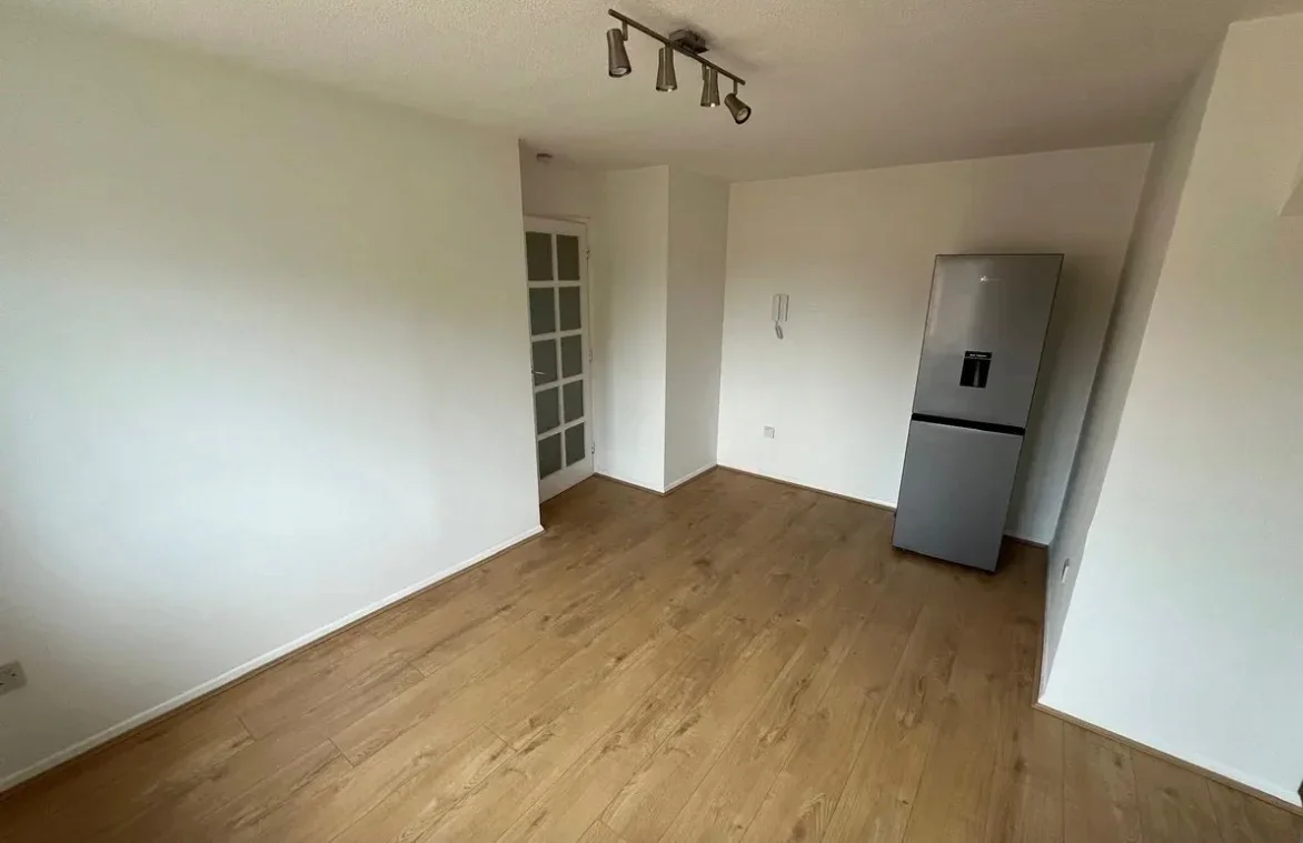 Flat Streamside Close in Greater London