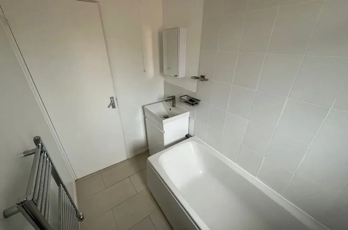 Flat Streamside Close in Greater London