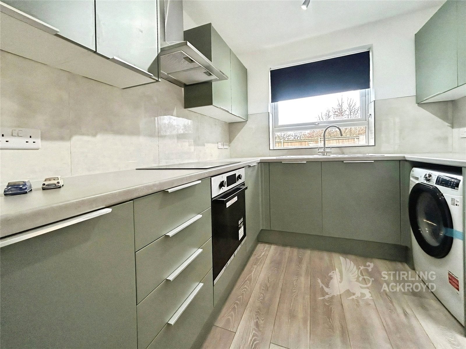 Room Rydes Avenue in Guildford