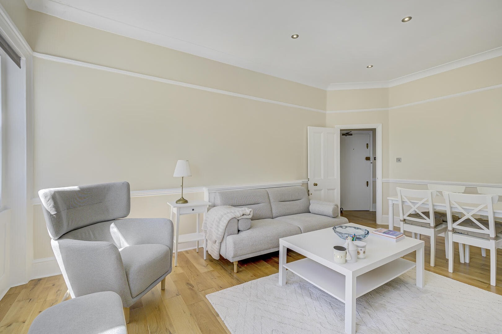 Flat Beaufort Gardens in Greater London