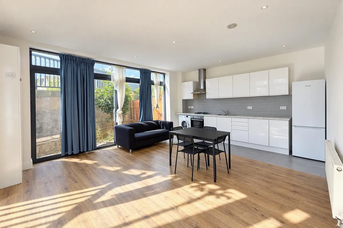 Flat Caxton Road in Greater London
