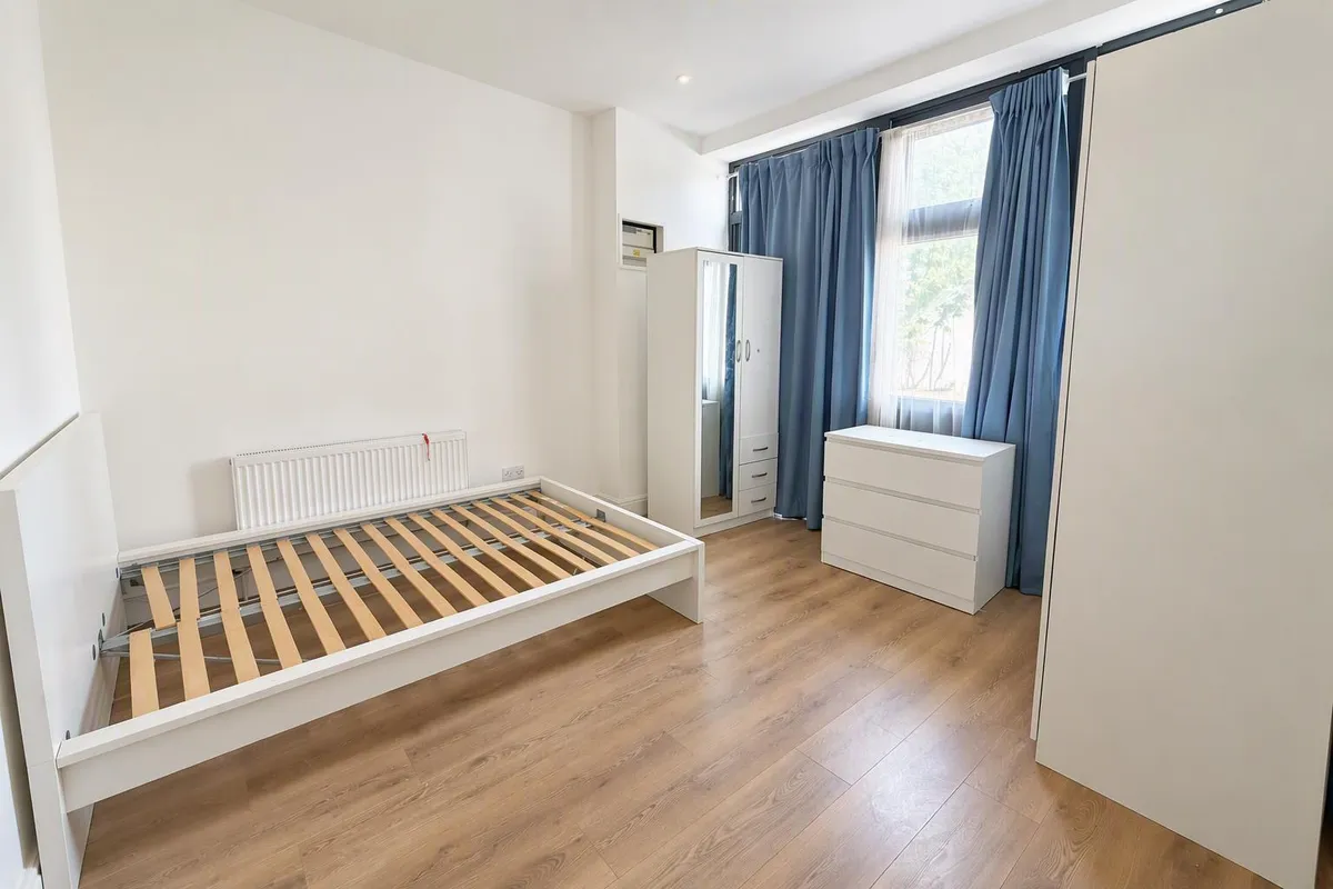 Flat Caxton Road in Greater London
