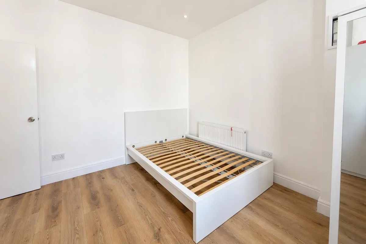 Flat Caxton Road in Greater London