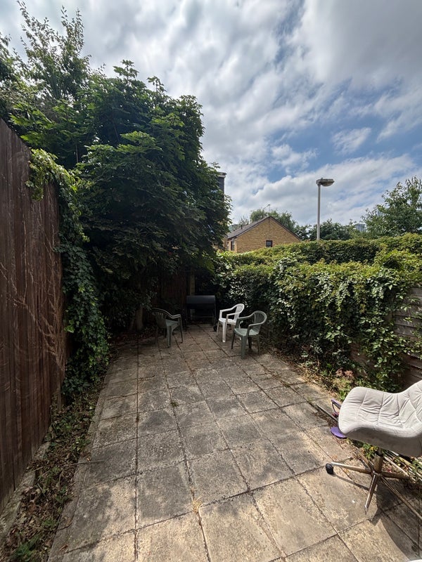 Room Underwood Road in Greater London