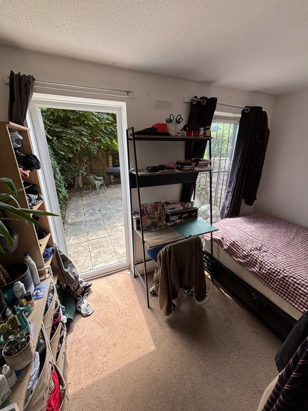 Room Underwood Road in Greater London