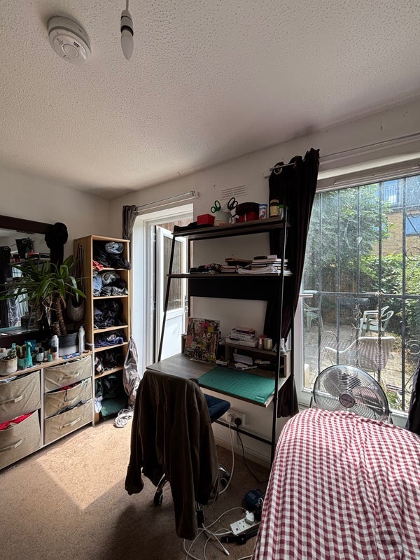 Room Underwood Road in Greater London