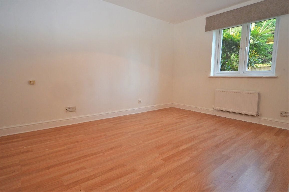 Flat Woodstock Road North in St Albans