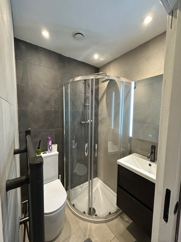 Room Varley Road in Greater London