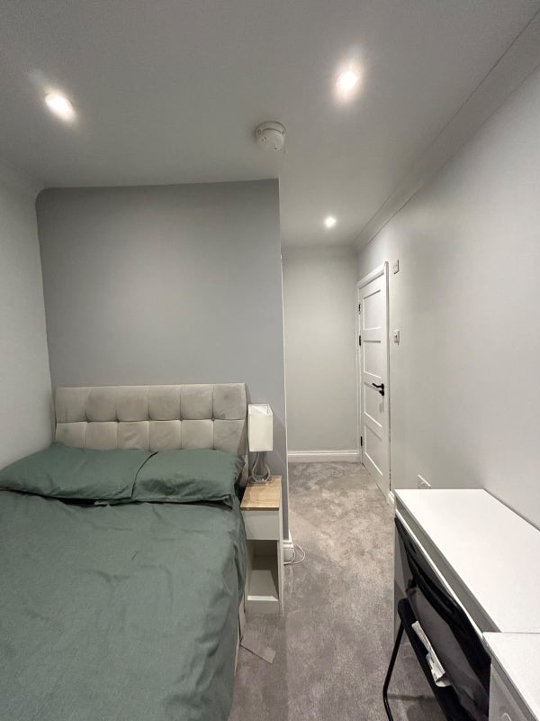 Room Varley Road in Greater London