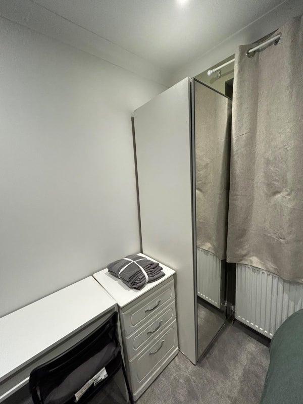 Room Varley Road in Greater London