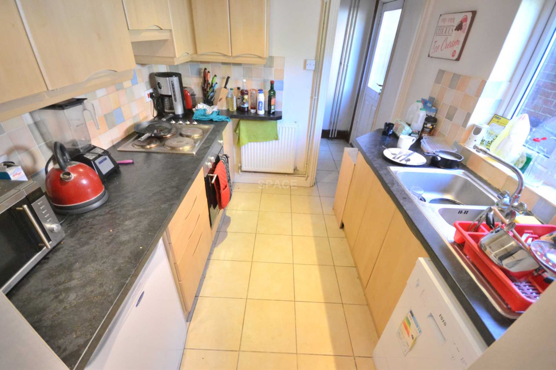 Flat Carnarvon Road in Reading