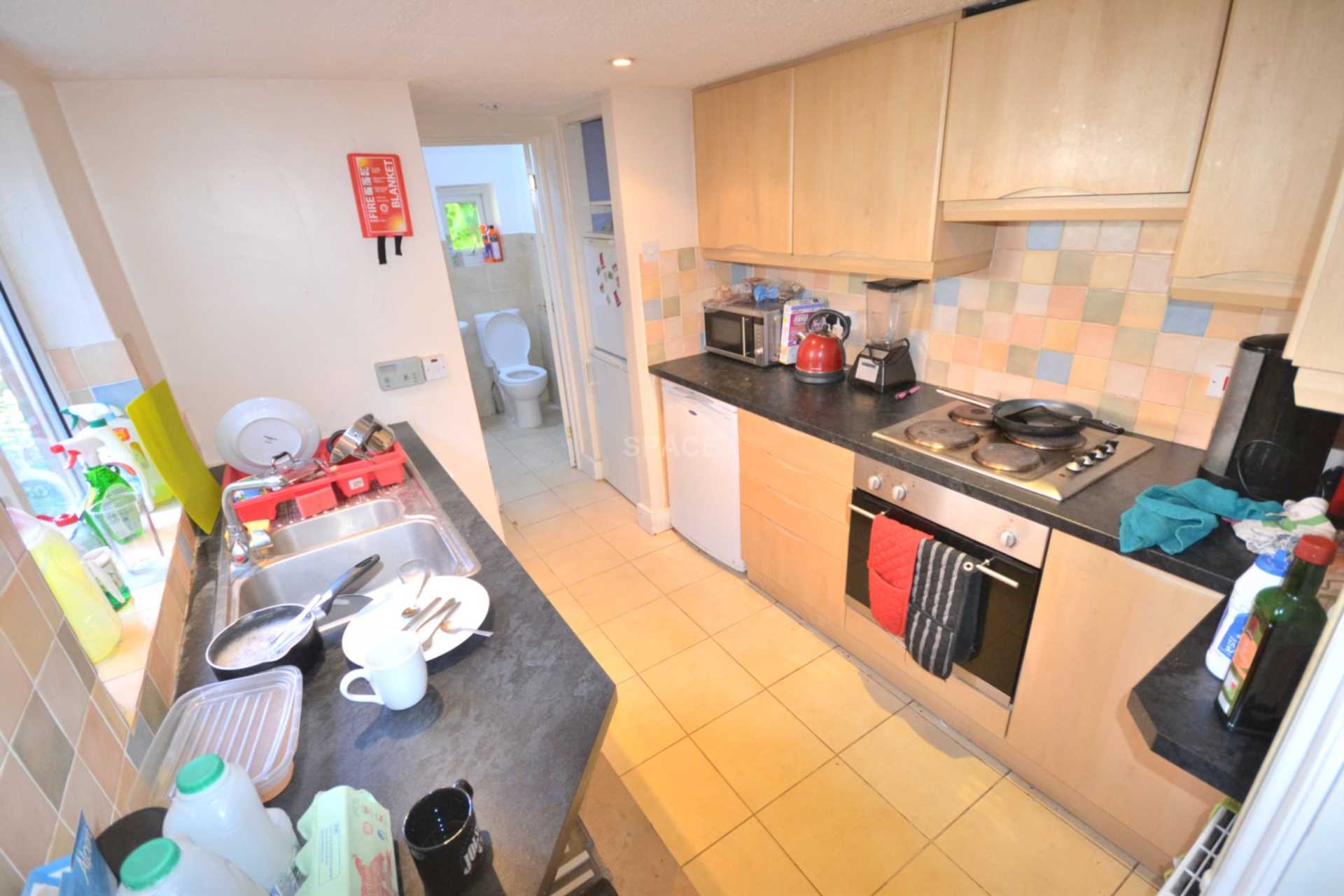Flat Carnarvon Road in Reading