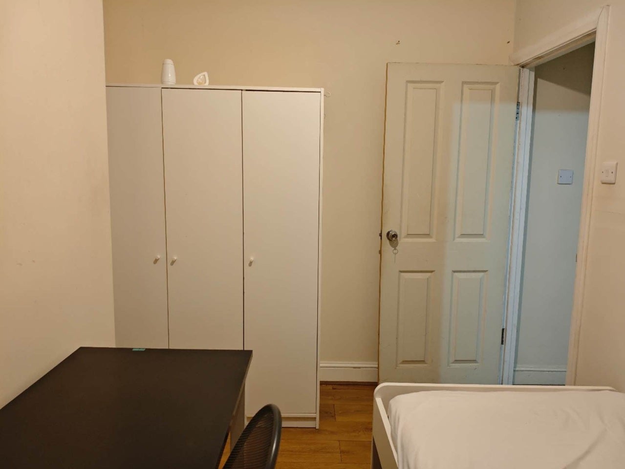 Room Avenue Road in Greater London