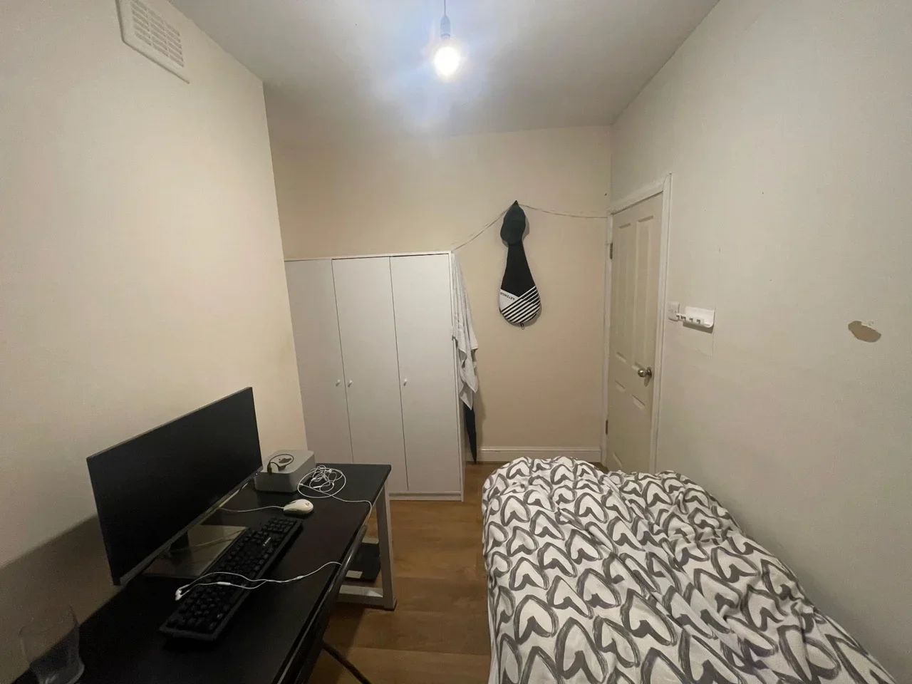 Room Avenue Road in Greater London