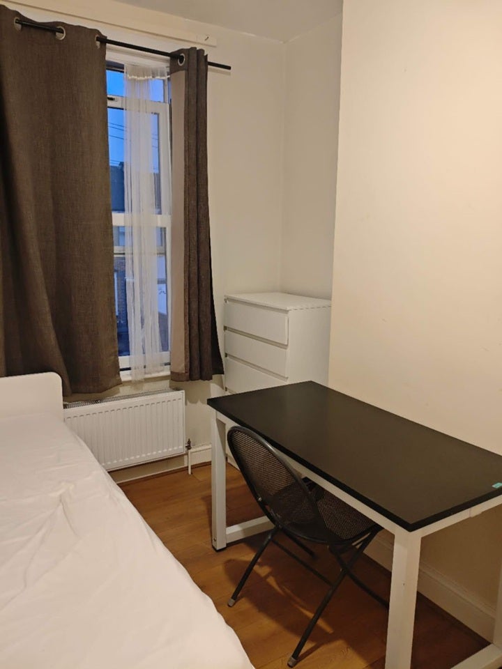 Room Avenue Road in Greater London