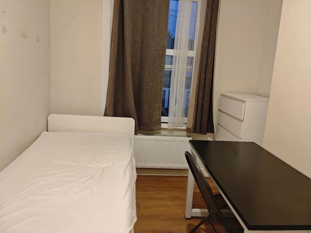 Room Avenue Road in Greater London