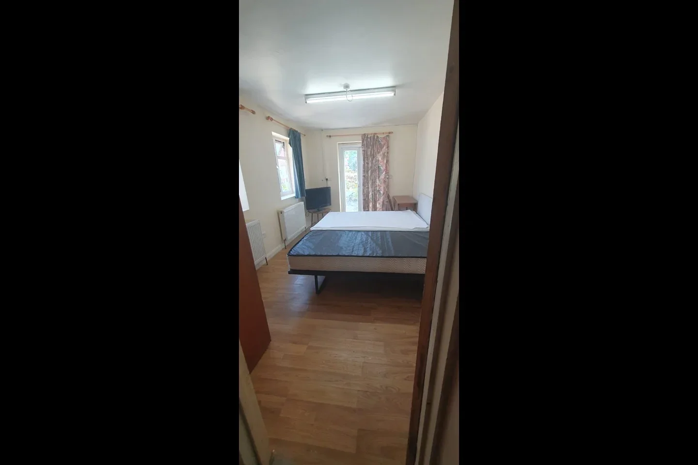 Flat Vicarage Farm Road in Greater London